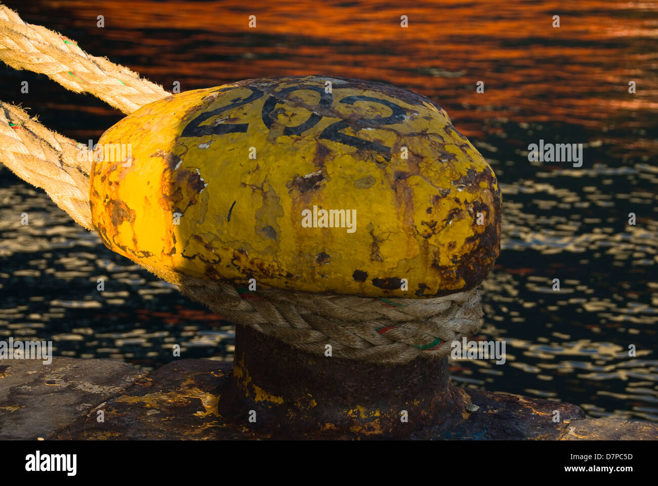 Schiffspoller im Hafen von Piraeus, Bollards in the port of Piraeus Stock Photo