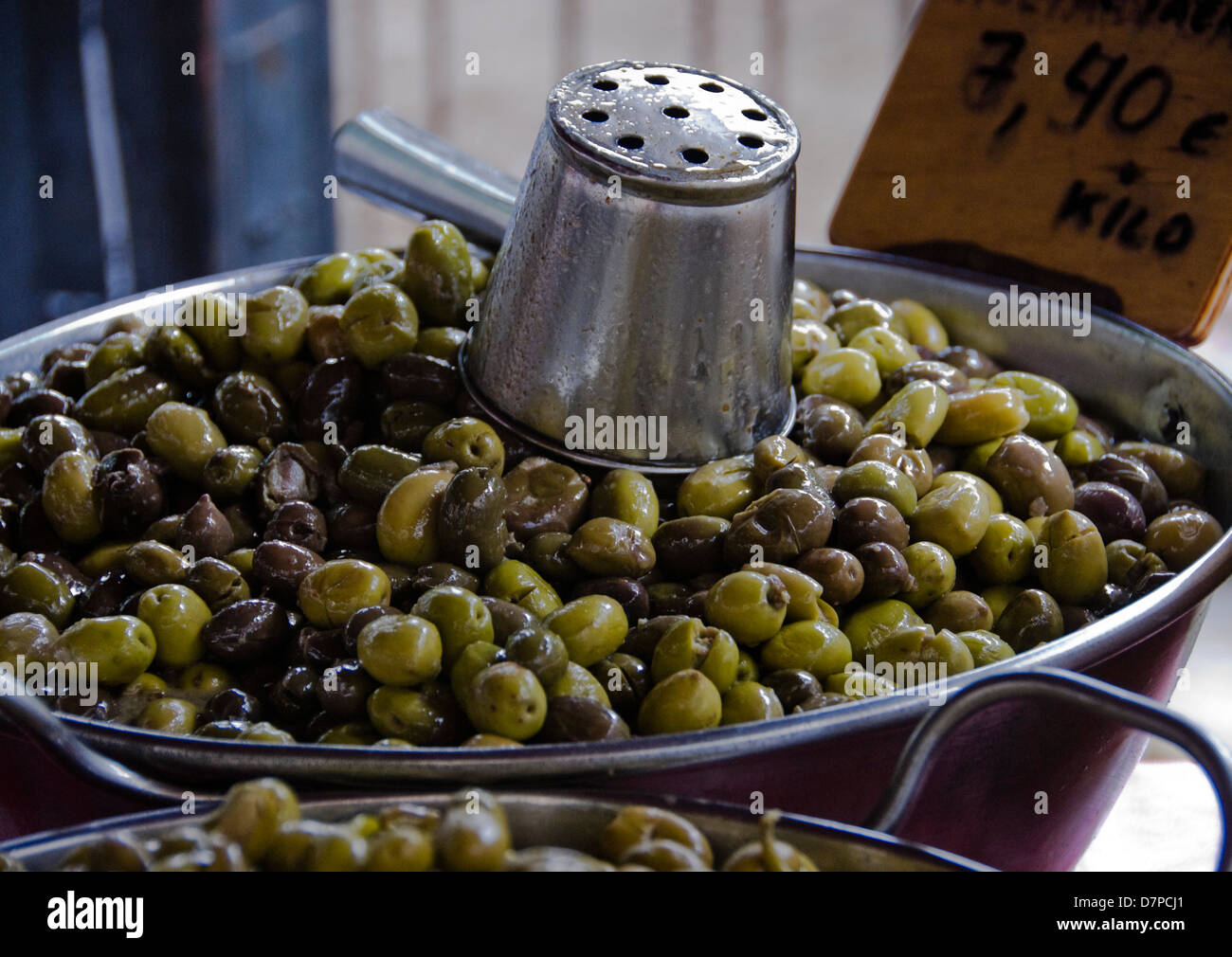 Market in Port de Pollenca, grüne und schwarze Oliven, green and black olives Stock Photo