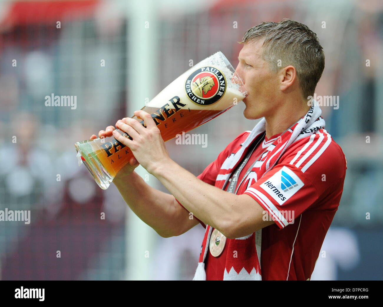 Bayern Munich's Bastian Schweinsteiger drinks from an extra-large wheat beer  glass after the Bundesliga soccer match between Bayern Munich and FC  Augsburg at Allianz Arena in Munich, Germany, 11 May 2013. Photo: