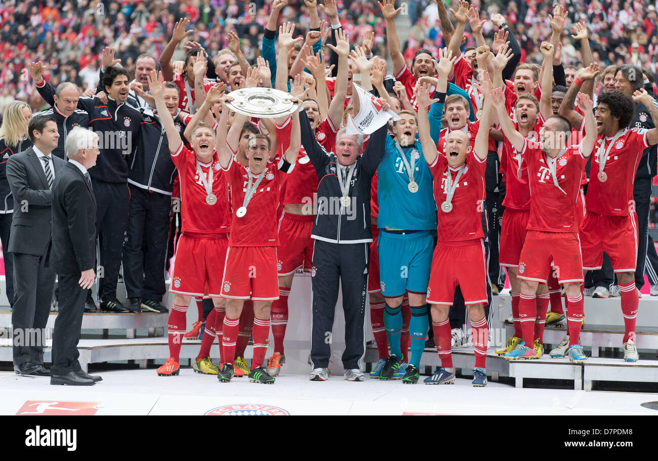 Siegerehrung / Uebergabe Ueberreichung der Meisterschale (Schale ...