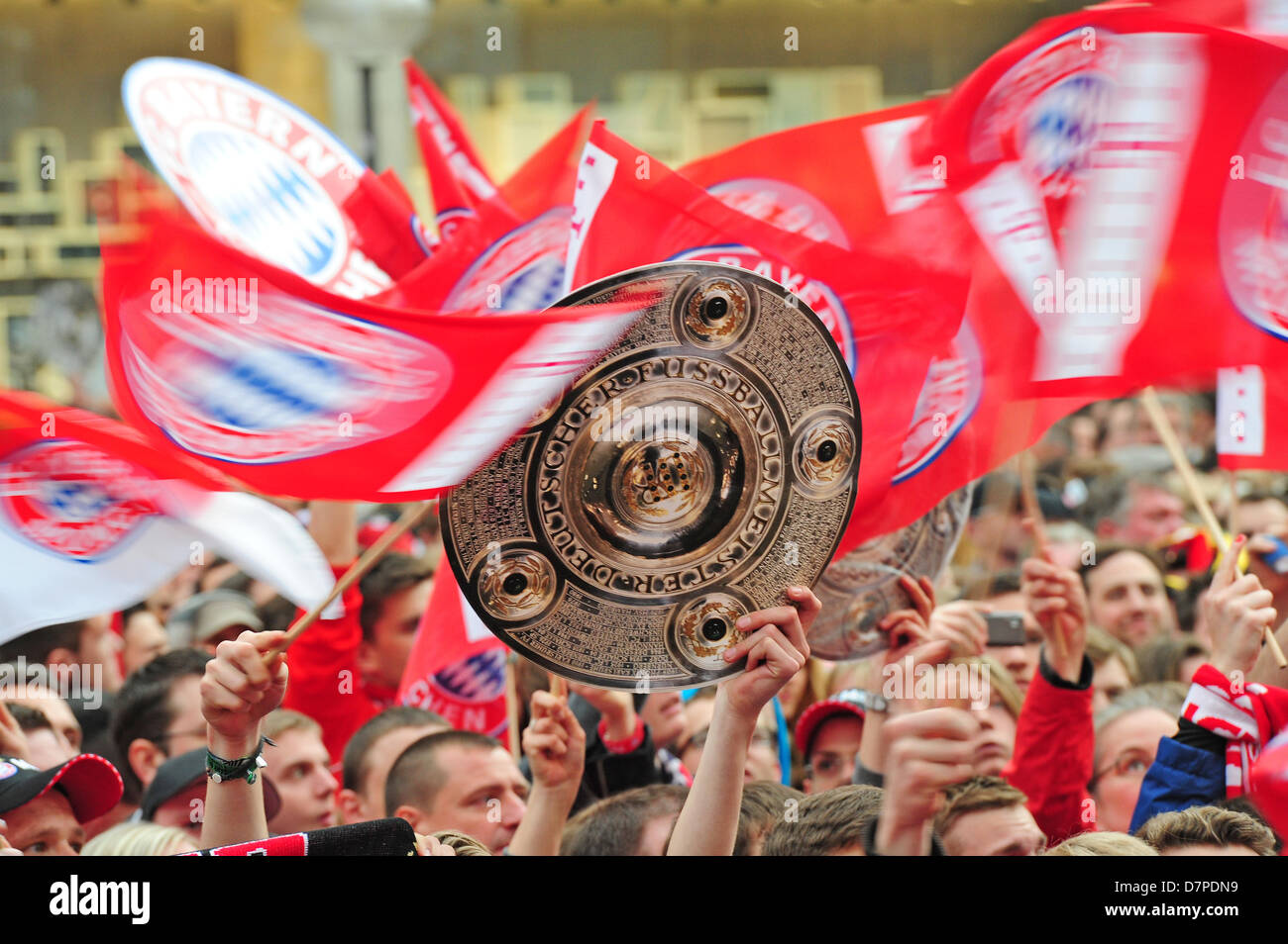 Fans des FC Bayern München feiern am 11.05.2013 in München (Bayern) auf dem Marienplatz. Der FC ...