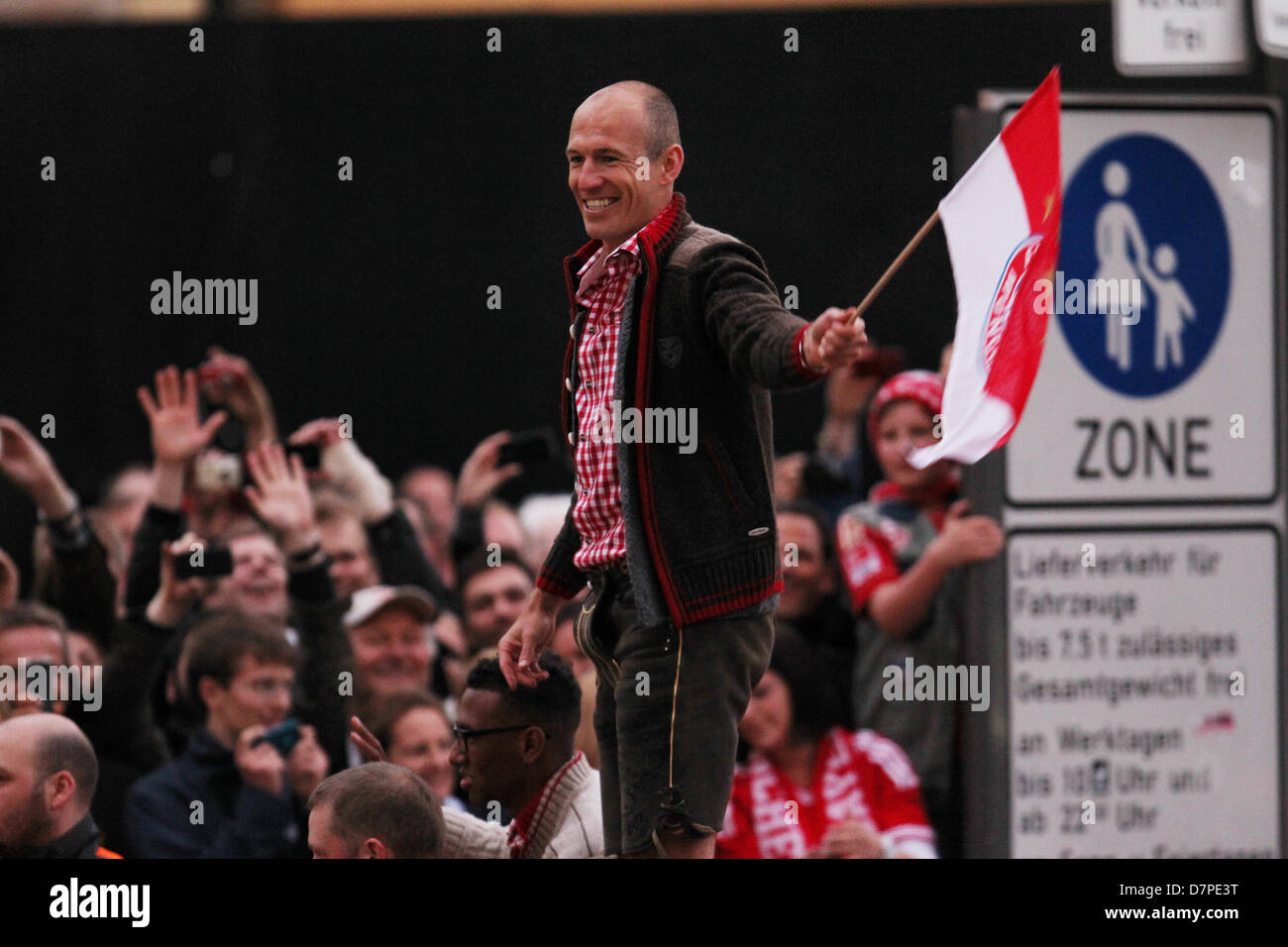 FC Bayern München feiert den Gewinn der Deutschen Meisterschaft auf dem Münchner Marienplatz  Autokorso zum Rathaus -  Arjen Robben Stock Photo