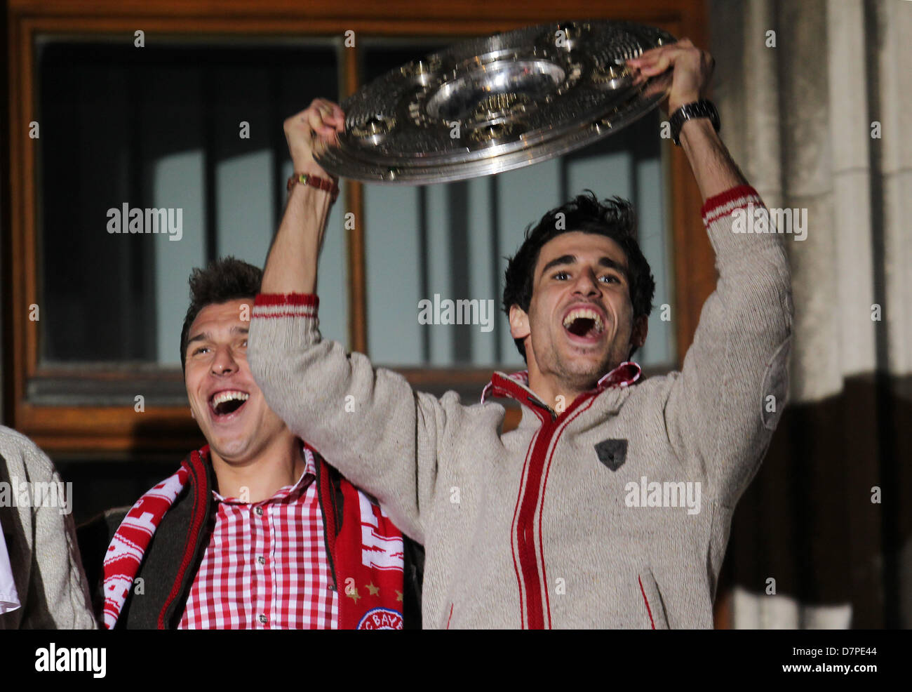 FC Bayern München feiert den Gewinn der Deutschen Meisterschaft auf dem Münchner Marienplatz  Javier Martinez Stock Photo