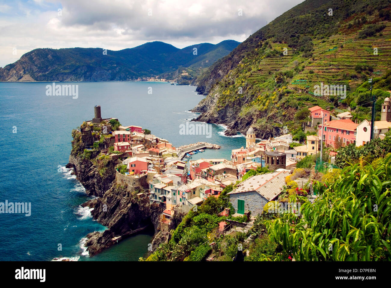 the-seaside-village-of-vernazza-extends-out-on-a-rock-peninsula-in-the