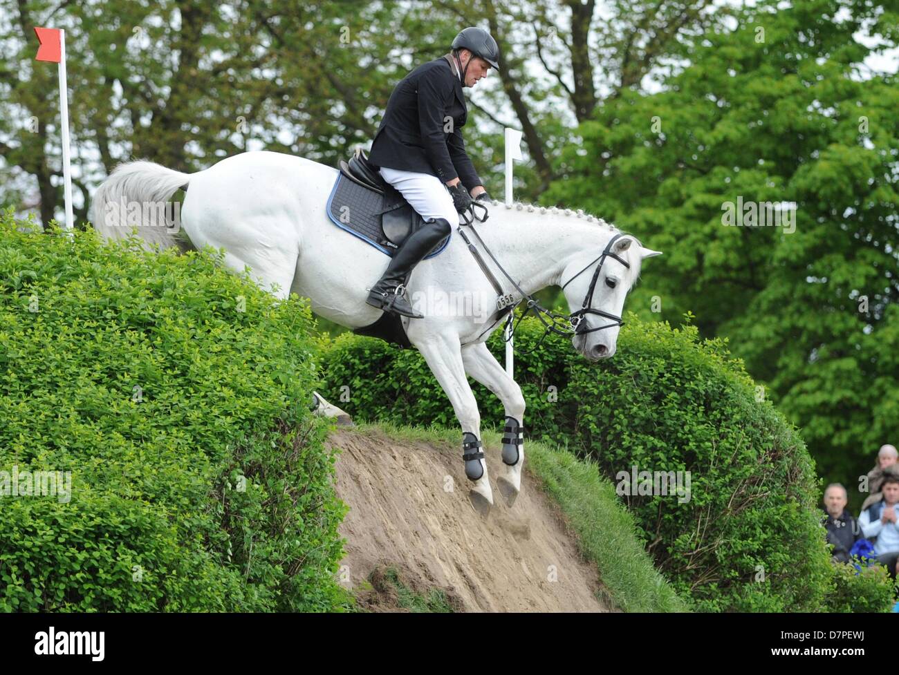 Hans-Walter Thies from Germany negotiates an obstacle on his horse Carlos  during the 84th German Showjumping Derby in Hamburg, Germany, 12 May 2013.  Photo: ANGELIKA WARMUTH Stock Photo - Alamy