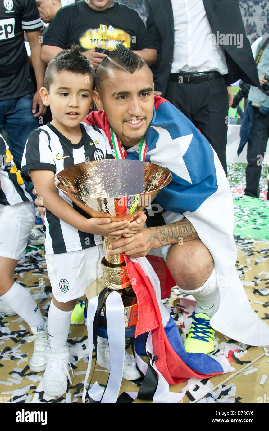 Arturo Vidal (Juventus), MAY 11, 2013 - Football / Soccer : Arturo Vidal of Juventus celebrates their league title (29th Scudetto) with the trophy, his son and Chile national flag after the Italian 'Serie A' match between Juventus 1-1 Cagliari at Juventus Stadium in Turin, Italy, (Photo by Enrico Calderoni/AFLO SPORT) Stock Photo