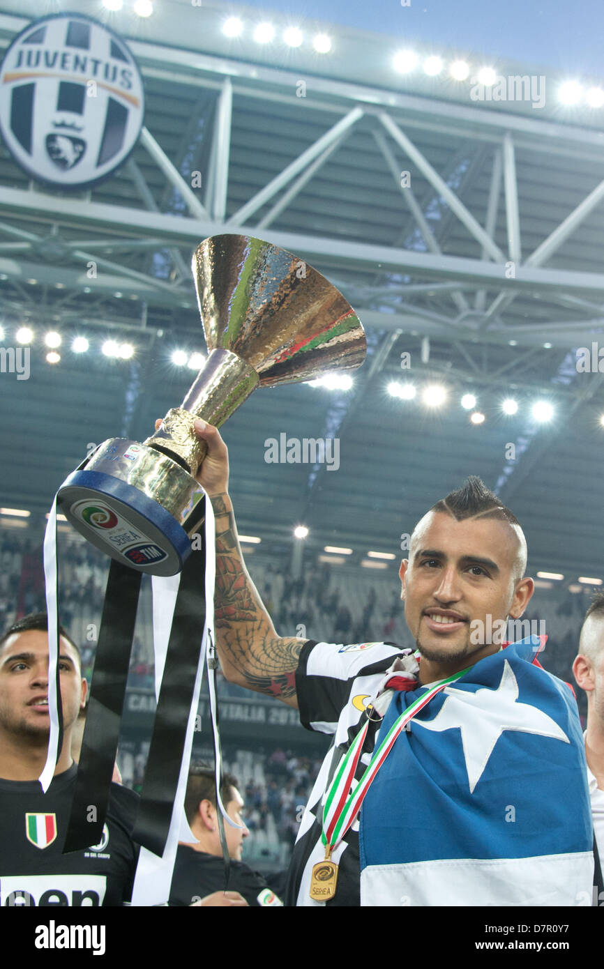 Arturo Vidal (Juventus), MAY 11, 2013 - Football / Soccer : Arturo Vidal of Juventus celebrates their league title (29th Scudetto) with the trophy and Chile national flag after the Italian 'Serie A' match between Juventus 1-1 Cagliari at Juventus Stadium in Turin, Italy, (Photo by Enrico Calderoni/AFLO SPORT) Stock Photo