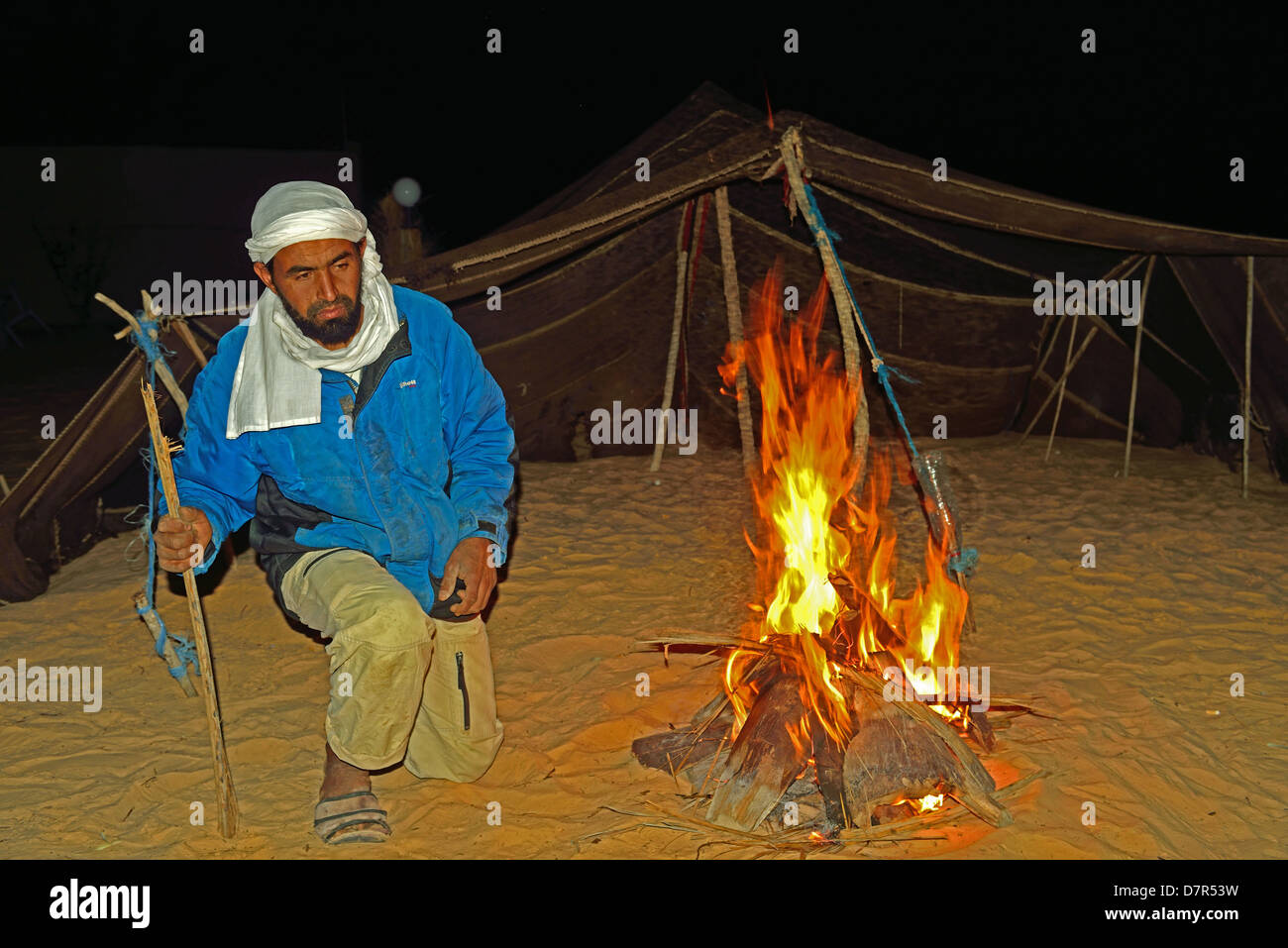 https://c8.alamy.com/comp/D7R53W/bedouin-making-a-fire-in-the-dunes-at-douz-south-of-tunisia-D7R53W.jpg