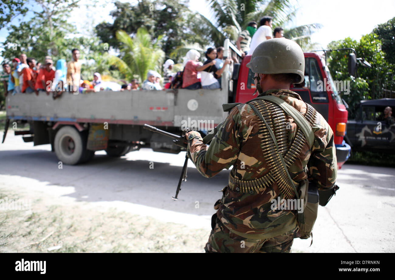 Datu Unsay, Philippines, 13th May, 2013. A soldier secures the highway