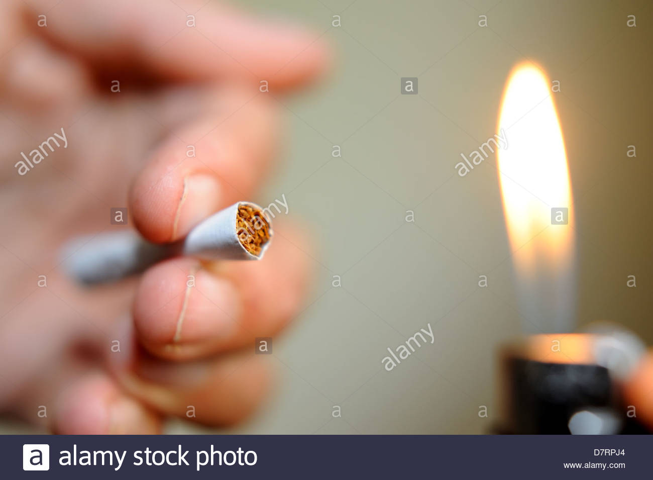 Lighting Cigarette Stock Photos & Lighting Cigarette Stock Images Alamy