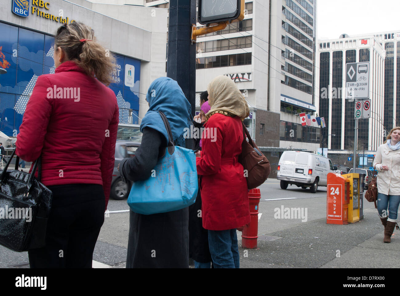 People standing sidewalk hi-res stock photography and images - Alamy