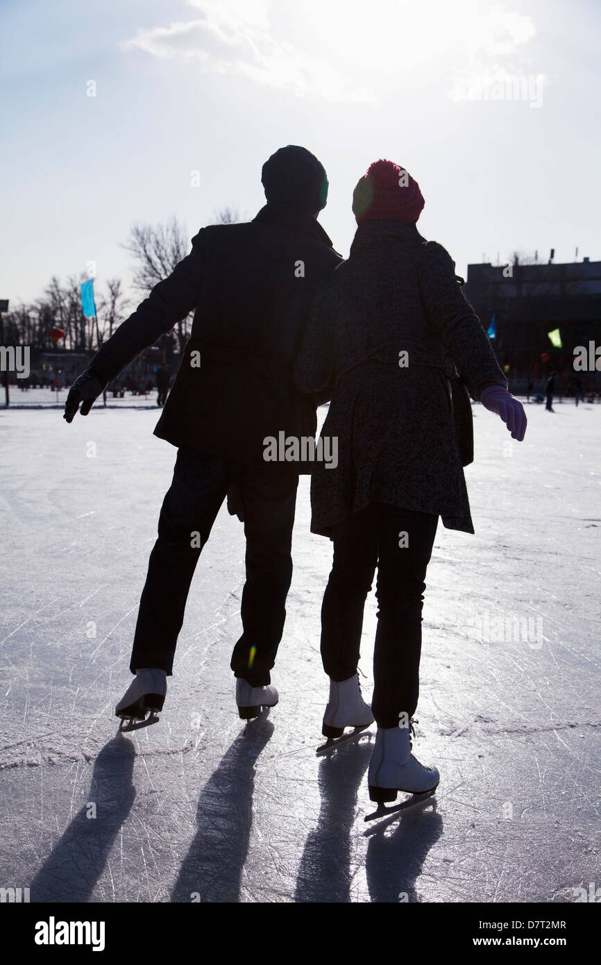 Couple ice skating silhouette hi-res stock photography and images - Alamy