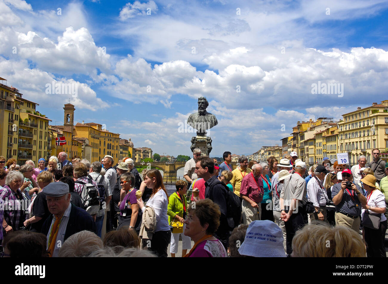 Florence. Ponte Vecchio, Statue of Benvenuto Cellini, Tuscany. Italy. Europe Stock Photo