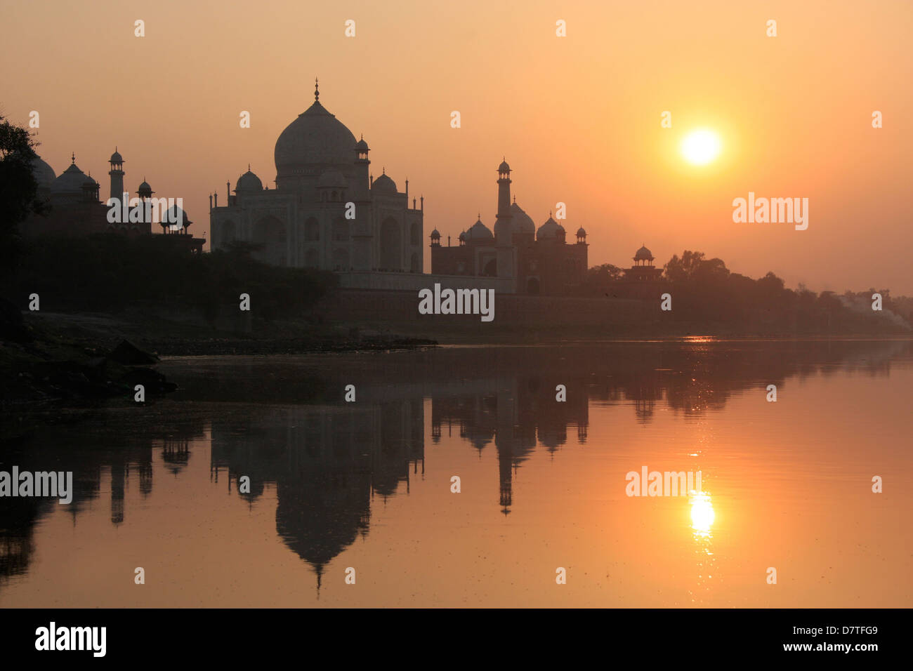 Taj Mahal reflected in Yamuna river at sunset, Agra, Uttar Pradesh, India Stock Photo