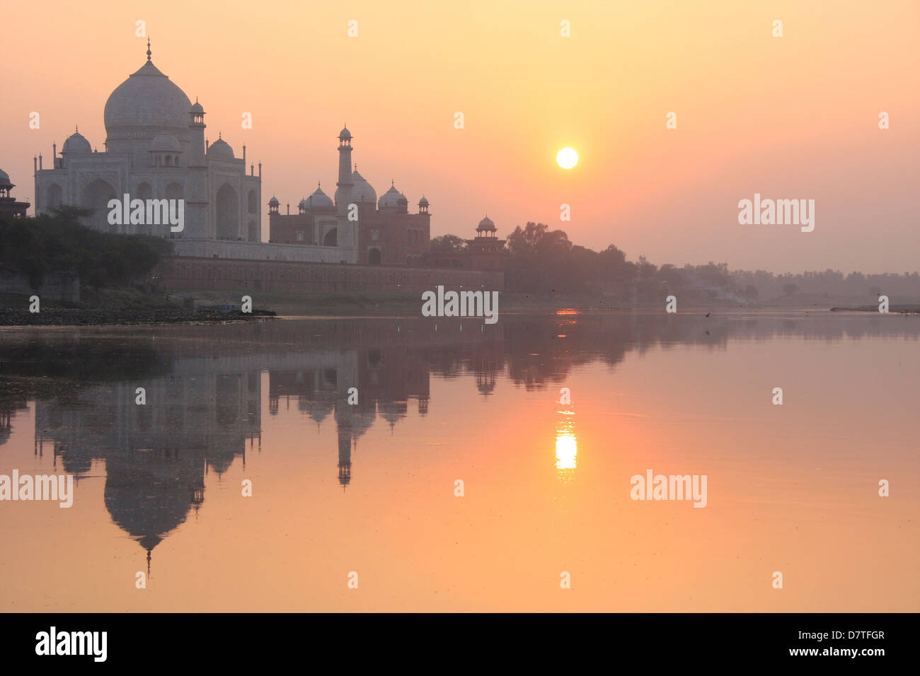 Taj Mahal reflected in Yamuna river at sunset, Agra, Uttar Pradesh, India Stock Photo