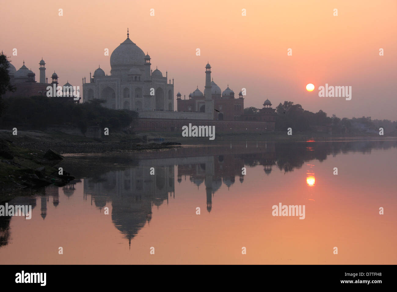 Taj Mahal reflected in Yamuna river at sunset, Agra, Uttar Pradesh, India Stock Photo