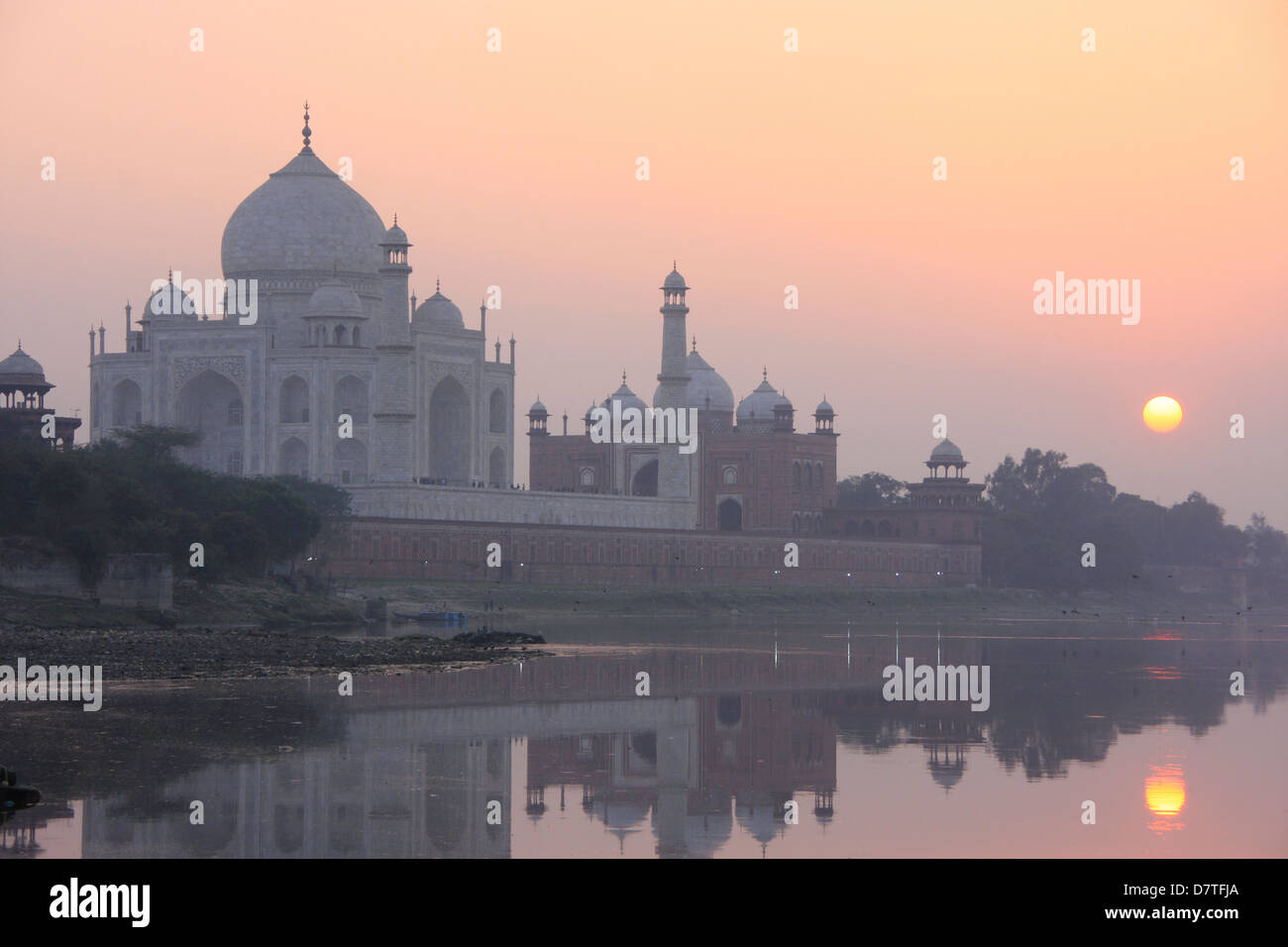 Taj Mahal reflected in Yamuna river at sunset, Agra, Uttar Pradesh, India Stock Photo