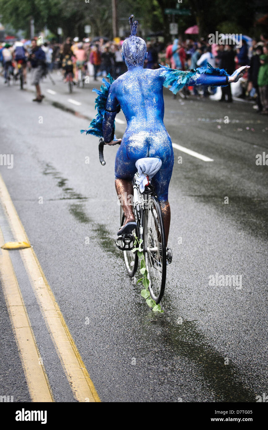 Seattle. Nude body painted female bicyclist in Fremont Solstice Parade.  From behind Stock Photo - Alamy