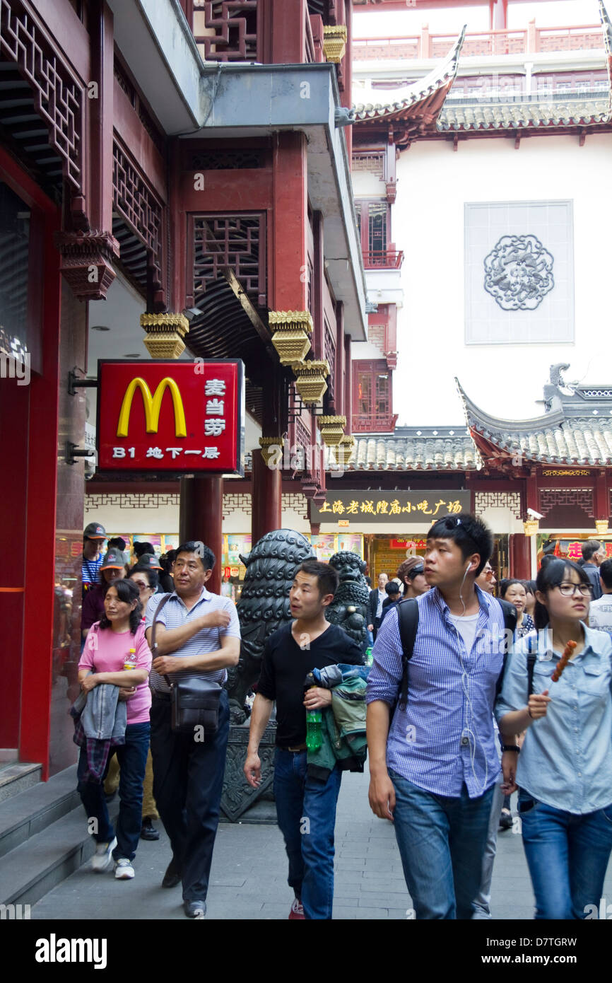 Bazaar outside Yu Yuan Gardens, Shanghai, China Stock Photo