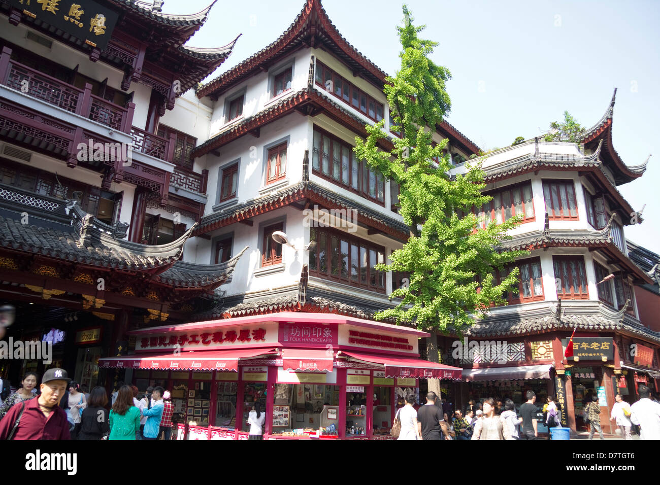 Bazaar outside Yu Yuan Gardens, Shanghai, China Stock Photo