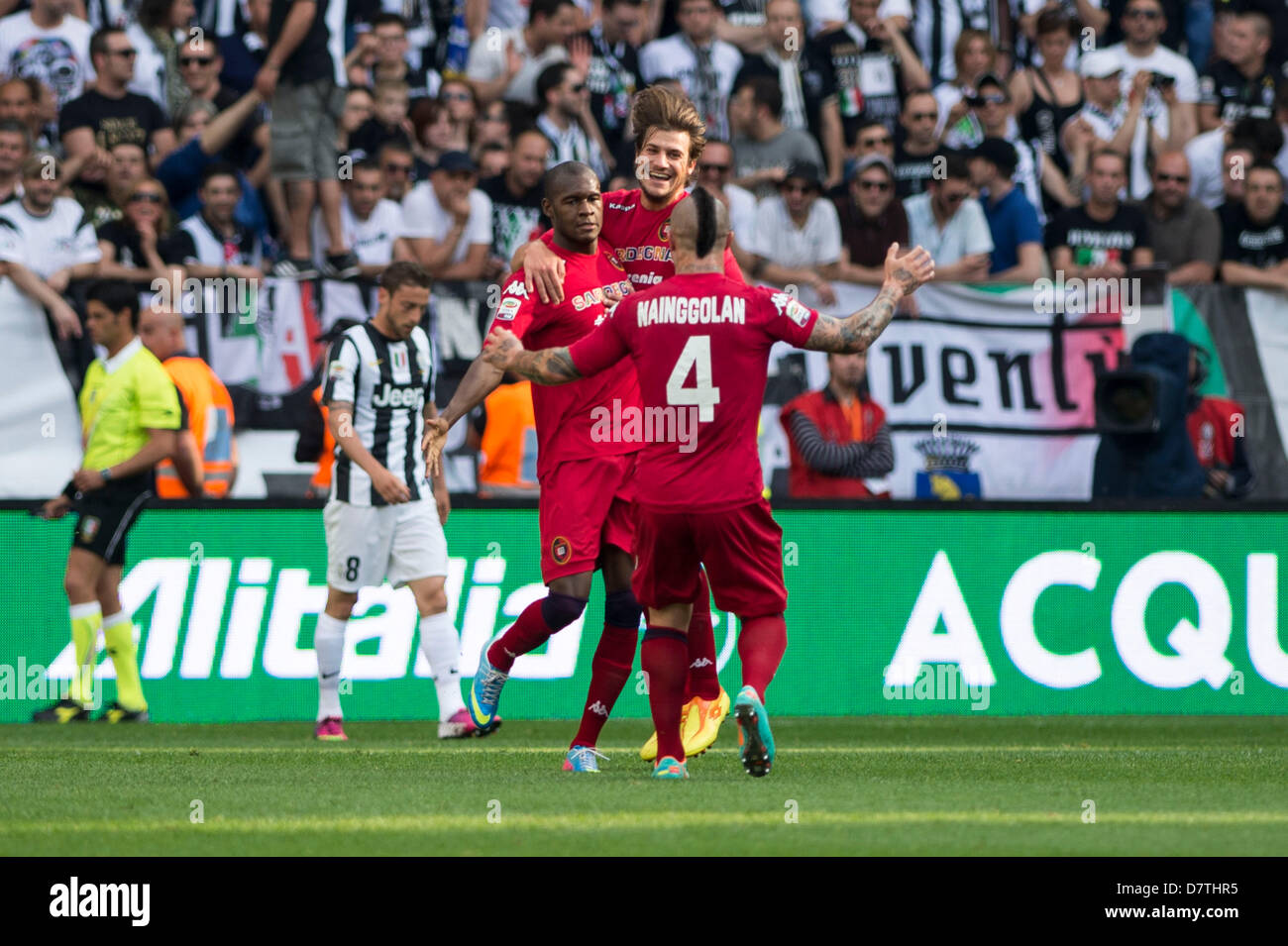 Cagliari team group, MAY 11, 2013 - Football / Soccer : Victor Ibarbo of Cagliari celebrates with his teammates after scoring the opening goal during the Italian 'Serie A' match between Juventus 1-1 Cagliari at Juventus Stadium in Turin, Italy. (Photo by Maurizio Borsari/AFLO) Stock Photo