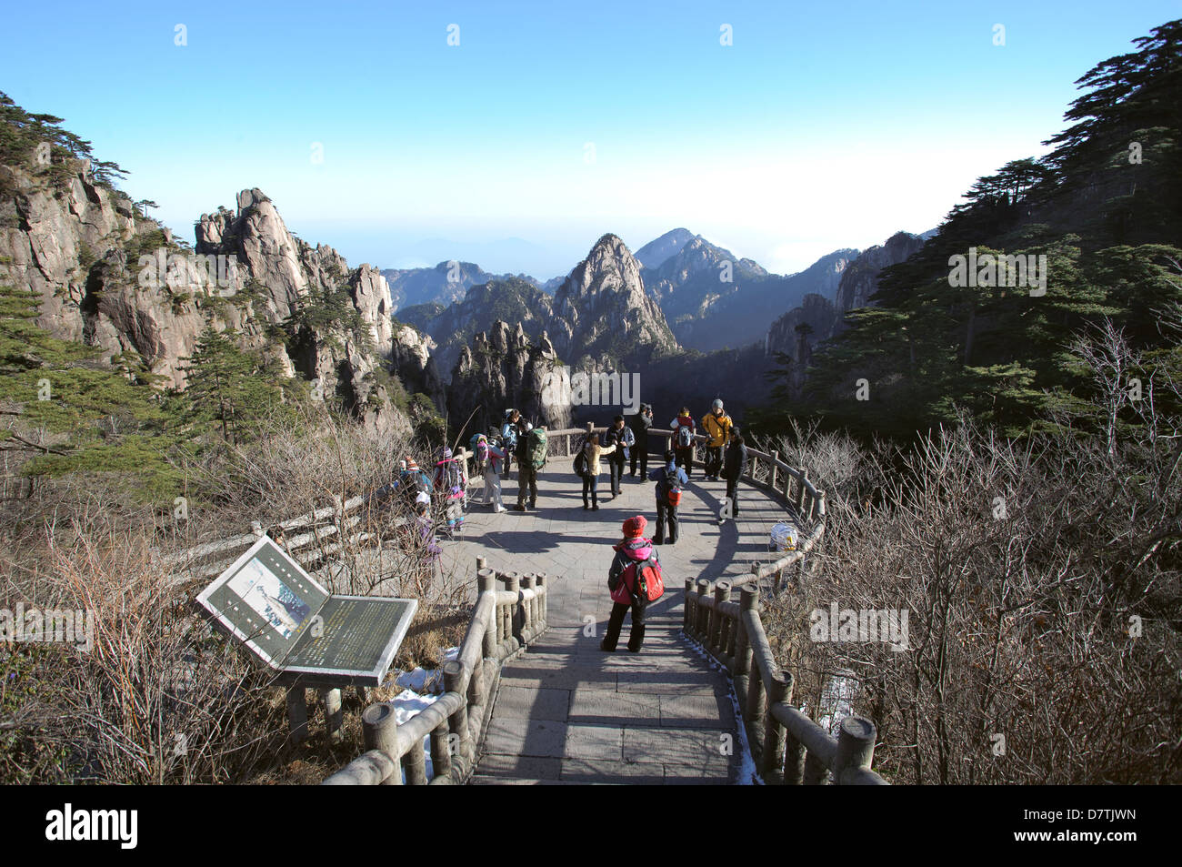 Tourists at the 'Flower Blooming on Brush Tip' scenic spot, Huangshan, China Stock Photo