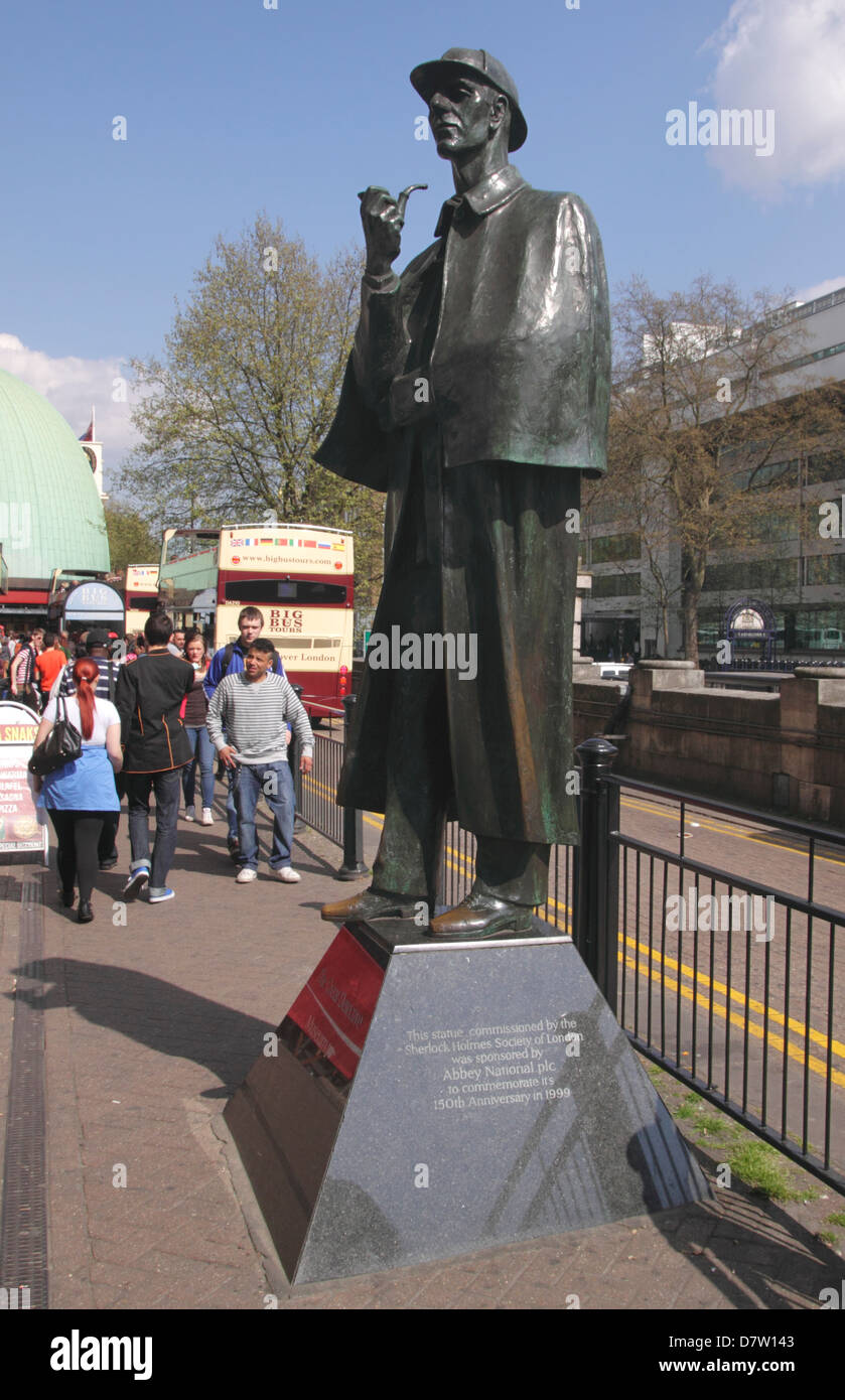 Sherlock Holmes Statue outside Baker Street tube station London Stock Photo