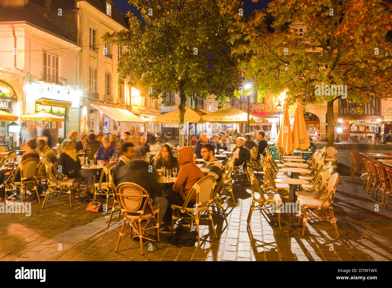 People enjoying the various restaurants and bars in Place Plumereau in Vieux Tours, Indre-et-Loire, Centre, France Stock Photo