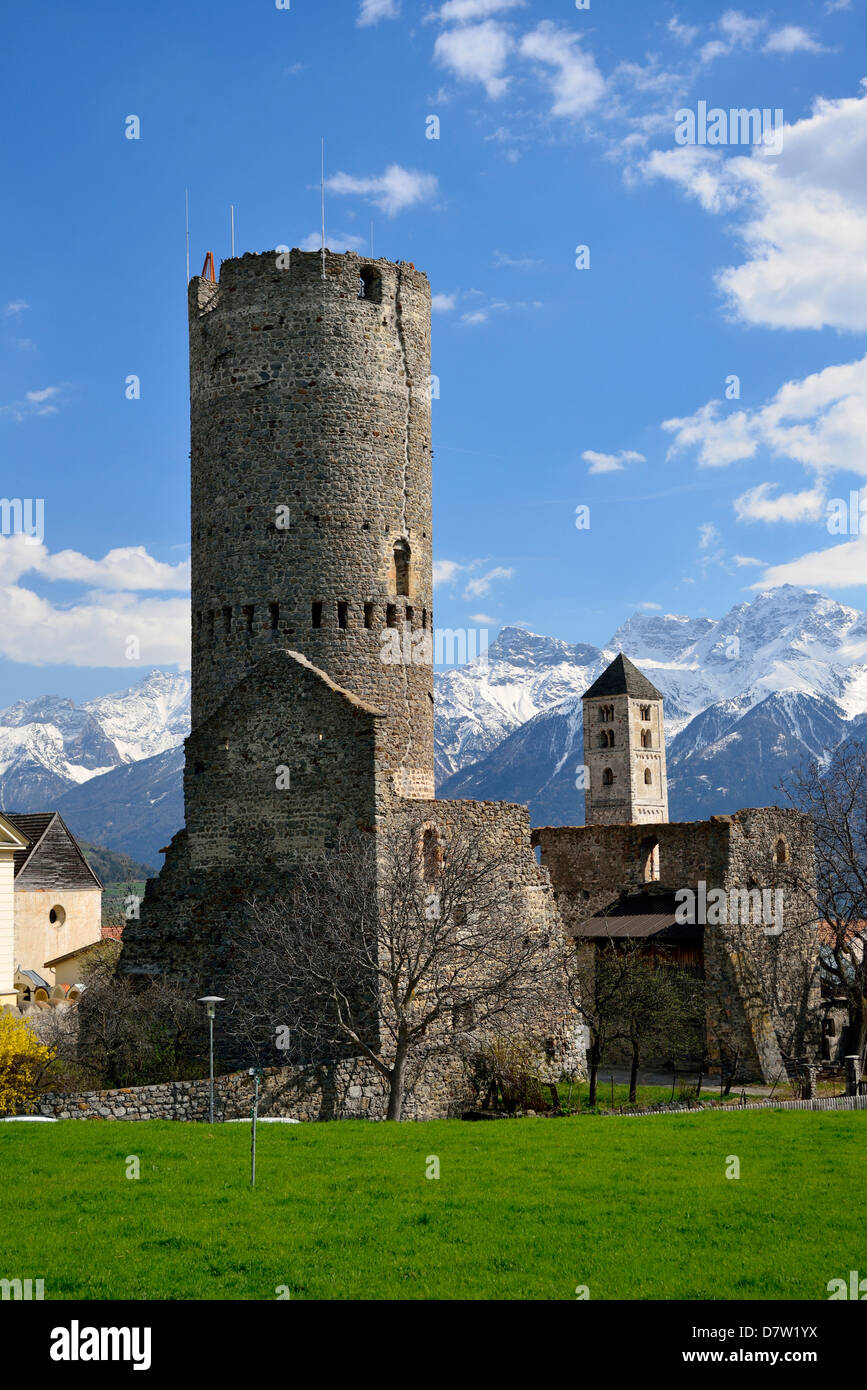 Italien, Südtirol, Vinschgau, Mals, Fröhlichsturm und Kirchturm von Sankt Johann Stock Photo