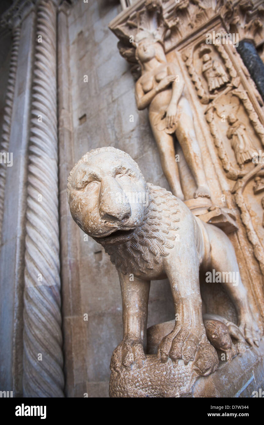 Entrance lion statue hires stock photography and images Alamy