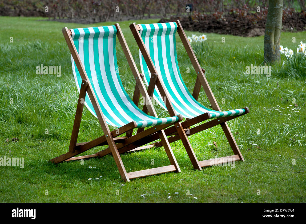 White deck chairs hi-res stock photography and images - Alamy
