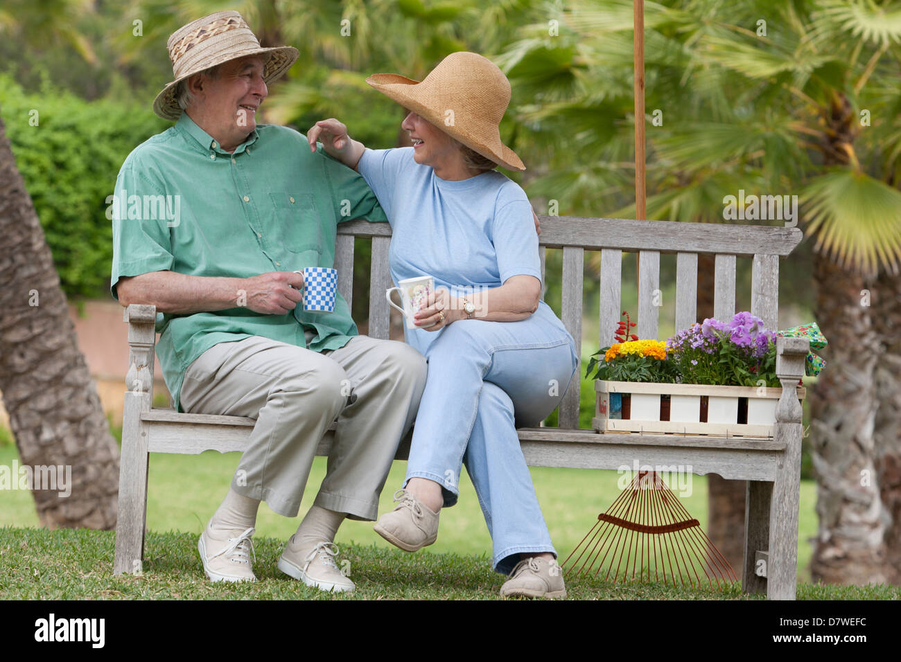 Elderly people sitting on bench hi-res stock photography and images - Alamy