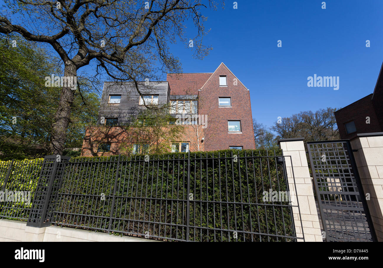 Gated Community Uk High Resolution Stock Photography and Images Alamy