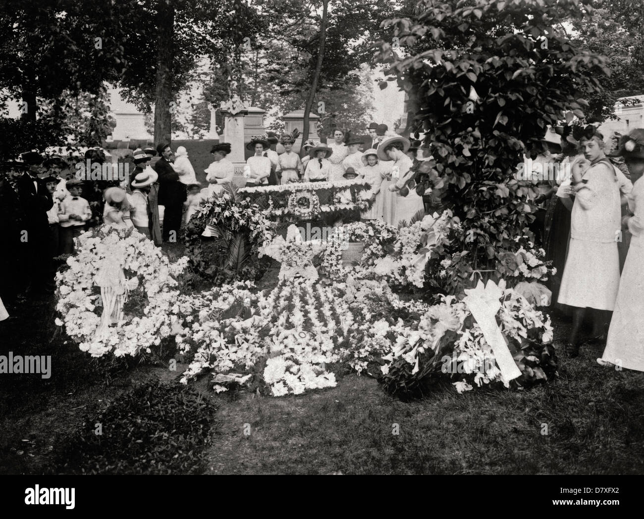 Wilbur Wright funeral - mourners and floral decorations at the grave of Wilbur Wright in Woodland Cemetery, Dayton, Ohio, 1912 Stock Photo