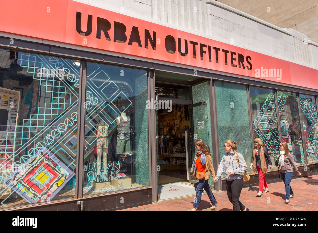 WASHINGTON, DC, USA - Urban Outfitters store and people on M Street in ...