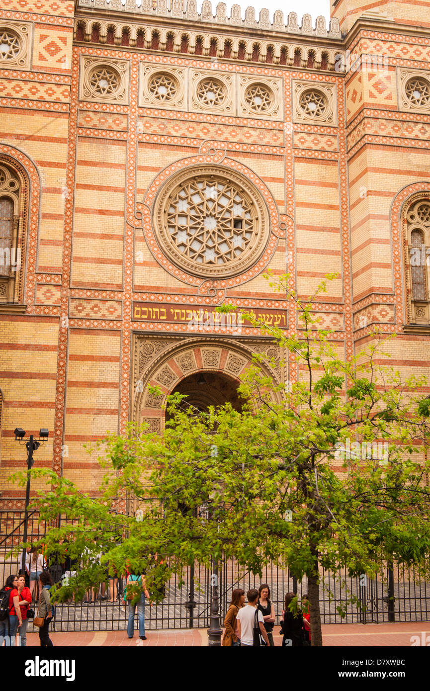 Budapest Hungary Great Synagogue Zsinagoga Byzantine Moorish L Forster 1859 3 000 Seats 2nd Largest World Rose Window Stock Photo Alamy Budapest Hungary Great Synagogue Zsinagoga Byzantine Moorish L Forster 1859 3 000 Seats 2nd Largest World Rose Window Stock Photo Alamy