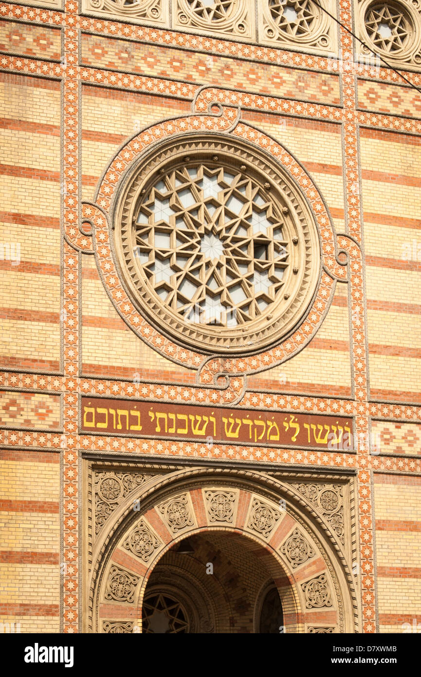 Budapest Hungary Great Synagogue Zsinagoga Byzantine Moorish L Forster 1859 3 000 Seats 2nd Largest In World Rose Window Street Scene Detail Stock Photo Alamy Budapest Hungary Great Synagogue Zsinagoga Byzantine Moorish L Forster 1859 3 000 Seats 2nd Largest In World Rose Window Street Scene Detail Stock Photo Alamy