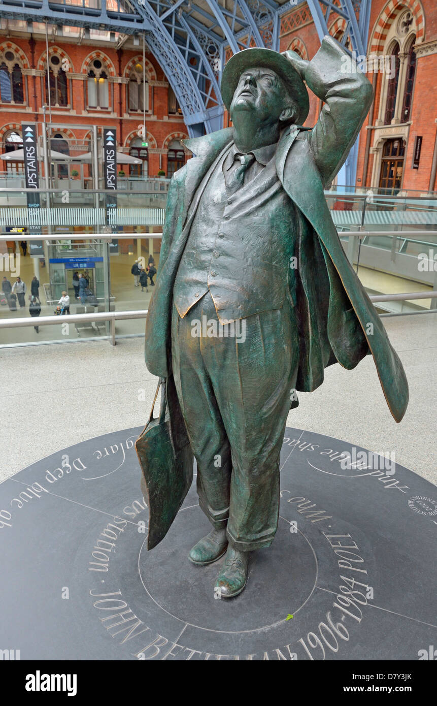 London, England, UK. St Pancras Railway Station. Statue: Sir John Betjeman (2007, Martin Jennings) on upper concourse Stock Photo