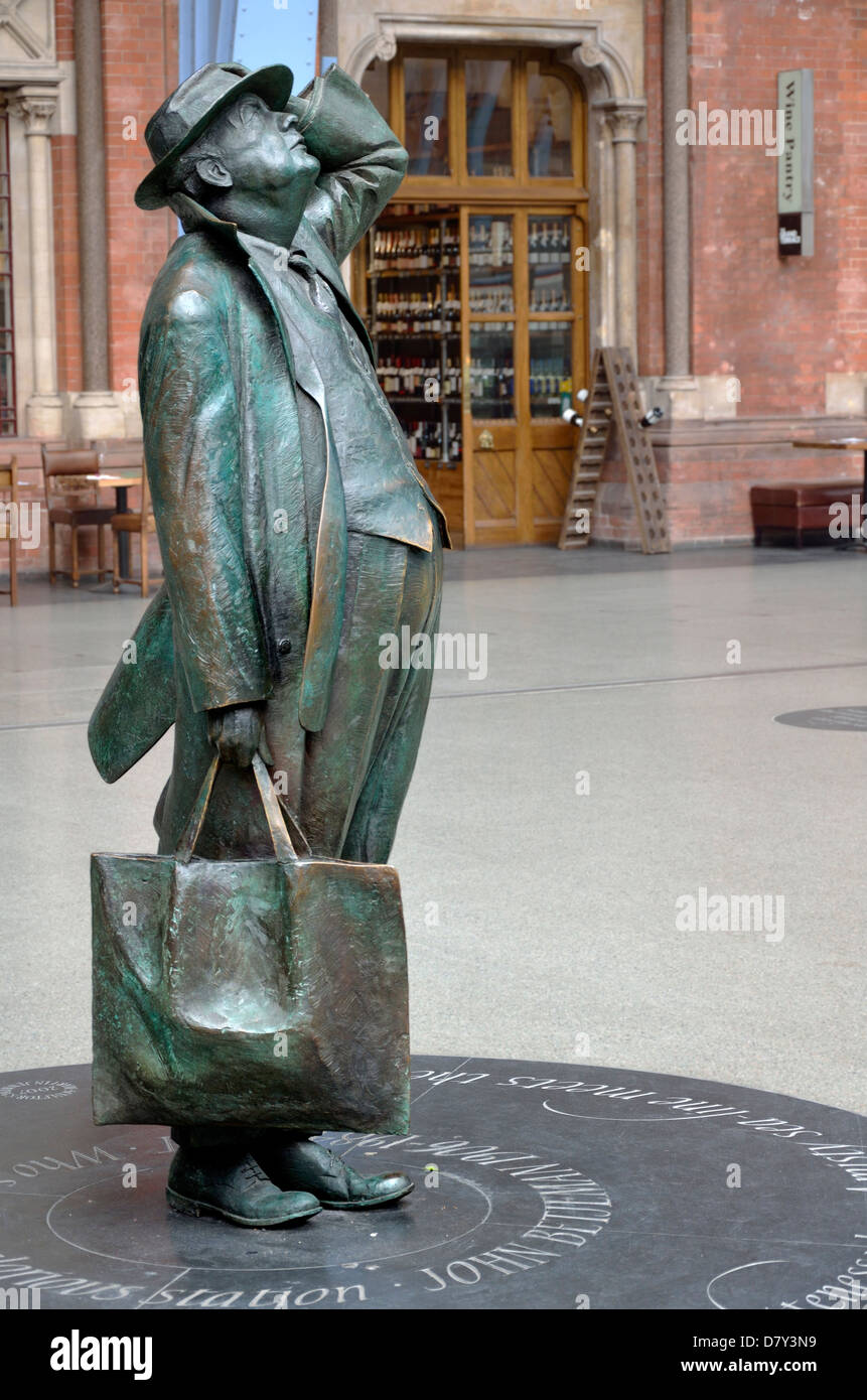 London, England, UK. St Pancras Railway Station. Statue: Sir John Betjeman (2007, Martin Jennings) on upper concourse Stock Photo