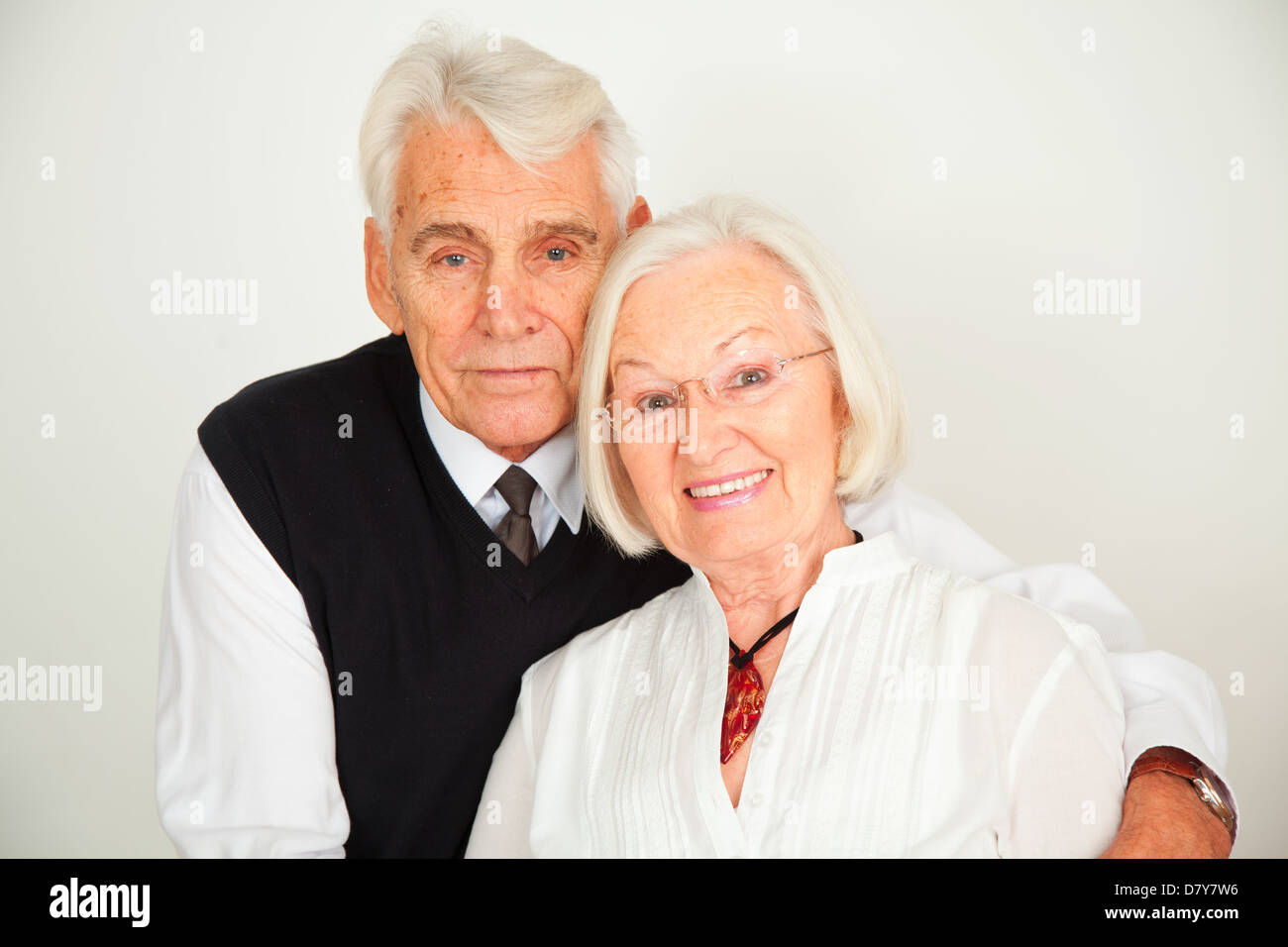 Senioren Paar umarmt sich Stock Photo