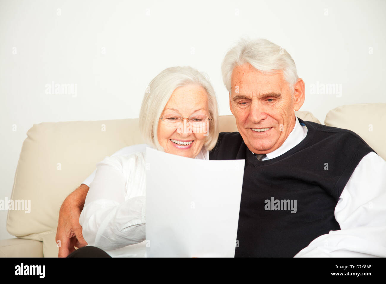 Senioren paar lesen einen Brief Stock Photo
