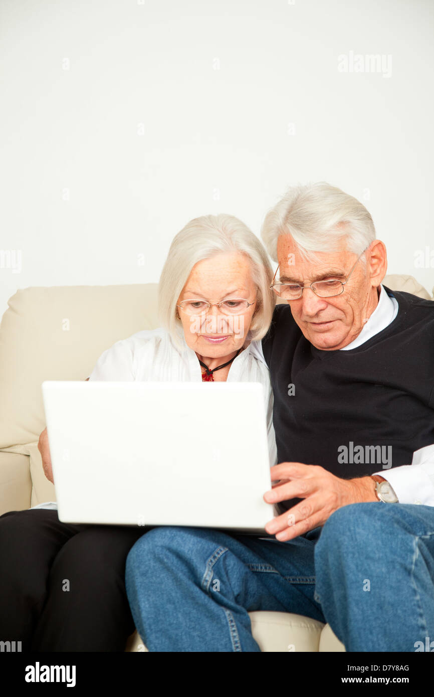 Senioren Paar mit Laptop Stock Photo