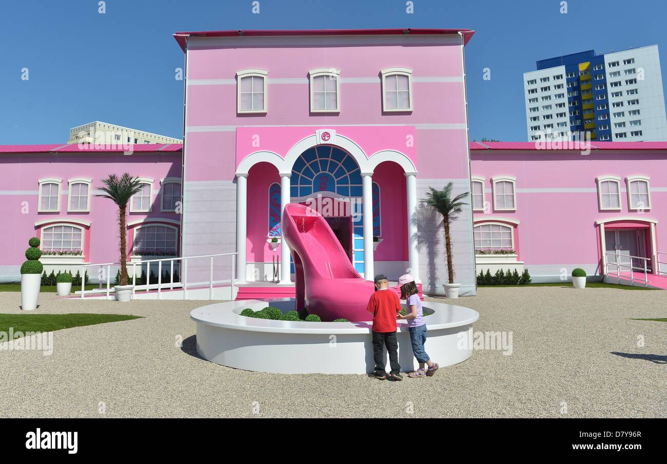 The Barbie Dreamhouse on the parking at the shopping mall Alexa near  Alexanderplatz in Berlin, Germany, 08 May 2013. The event space on 2.500 sq  m opens 16 May 2013. Photo: BRITTA PEDERSEN Stock Photo - Alamy