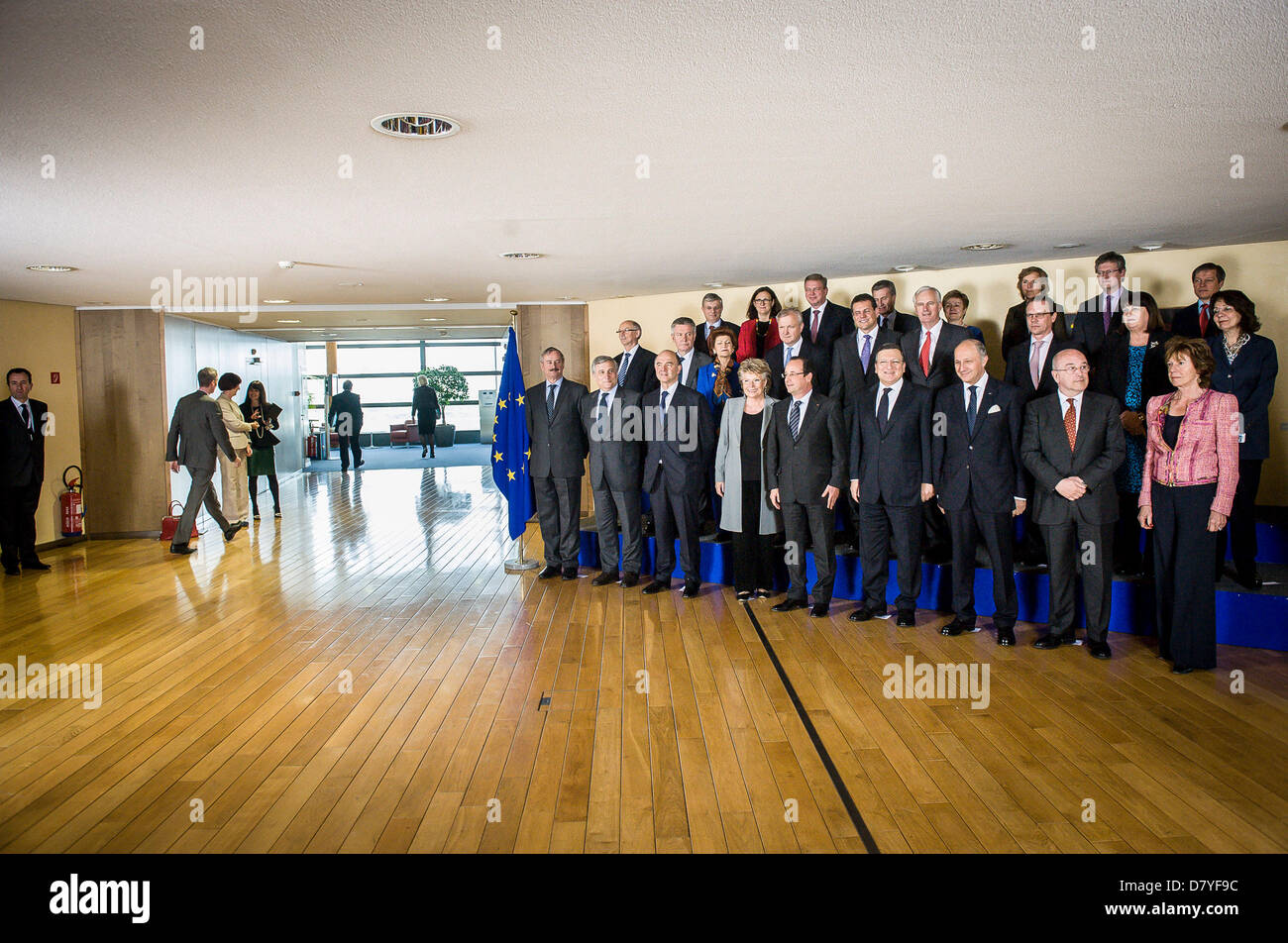 Brussels, Belgium. 15th May, 2013. French President Francois Hollande (L) and European Commission President Jose Manuel Barroso (R) talk during a family photo with members of the European Commision prior to a meeting, ahead of an international donor conference for the development of Mali, at EU headquarters    in Brussels, Belgium. Credit: dpa/Alamy Live News Stock Photo