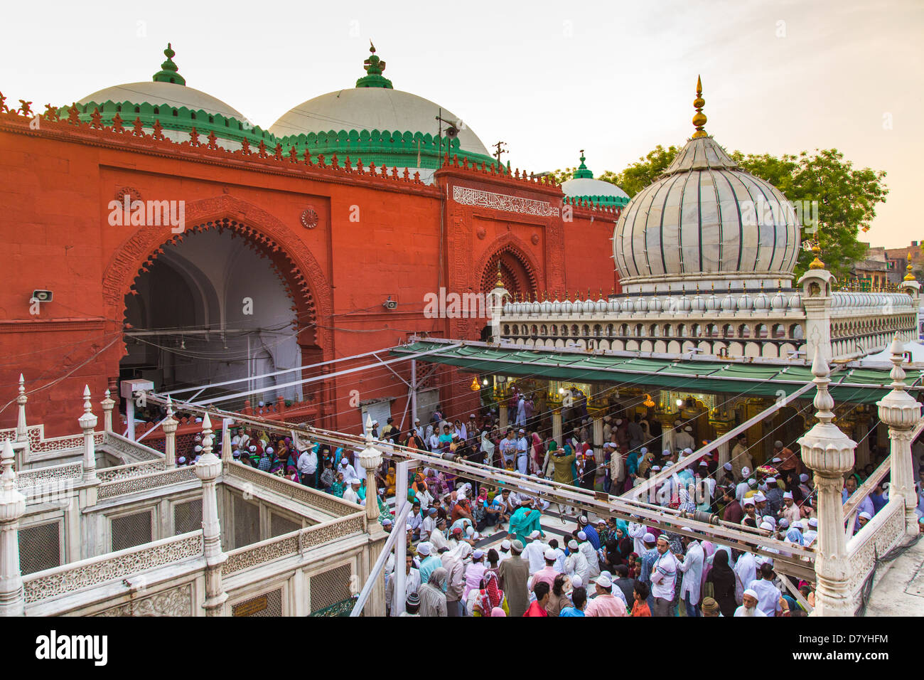 On Diwali, lights and diyas adorn Hazrat Nizamuddin Dargah | City - Times  of India Videos