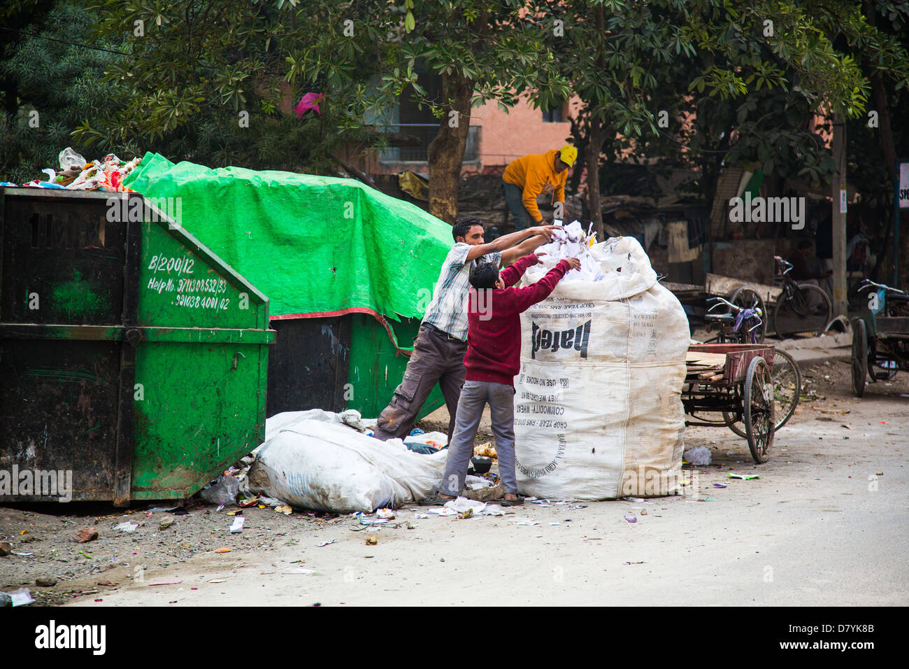 Pickers recylcing paper in Delhi, India Stock Photo