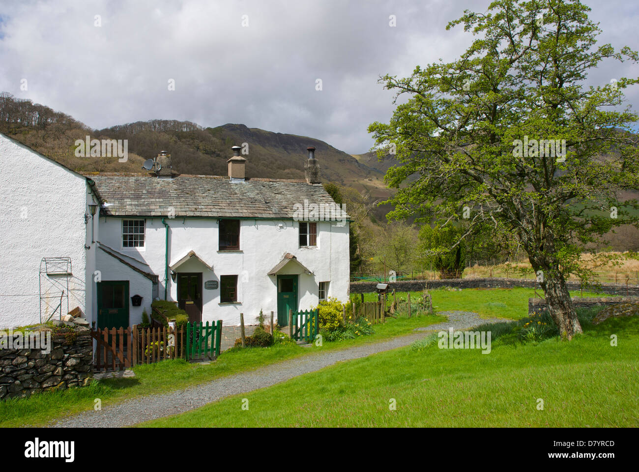 Traditional white washed cottage hi-res stock photography and images ...