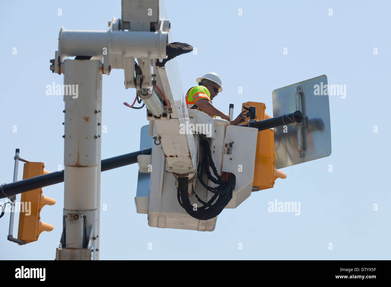 Workman installing new traffic lights USA Stock Photo Alamy