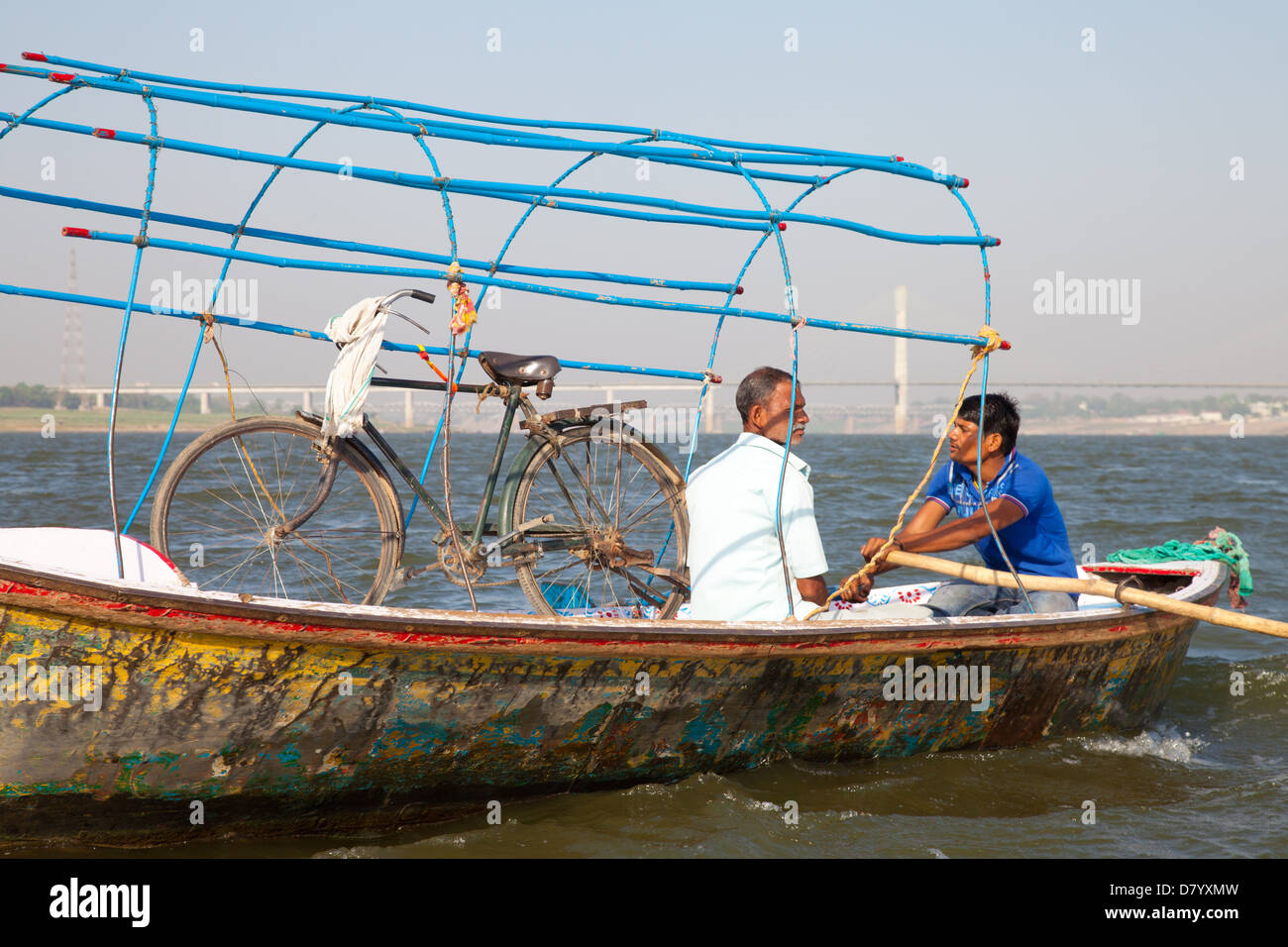 https://c8.alamy.com/comp/D7YXMW/carrying-bicycle-on-a-boat-at-the-meeting-of-rivers-ganga-and-yamuna-D7YXMW.jpg