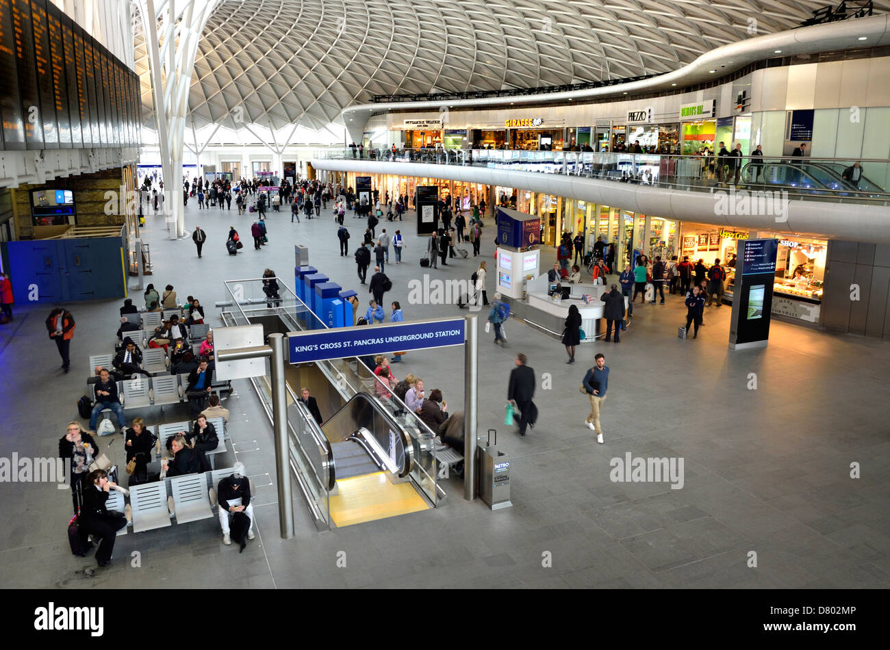 Kings cross station concourse roof hi-res stock photography and images ...